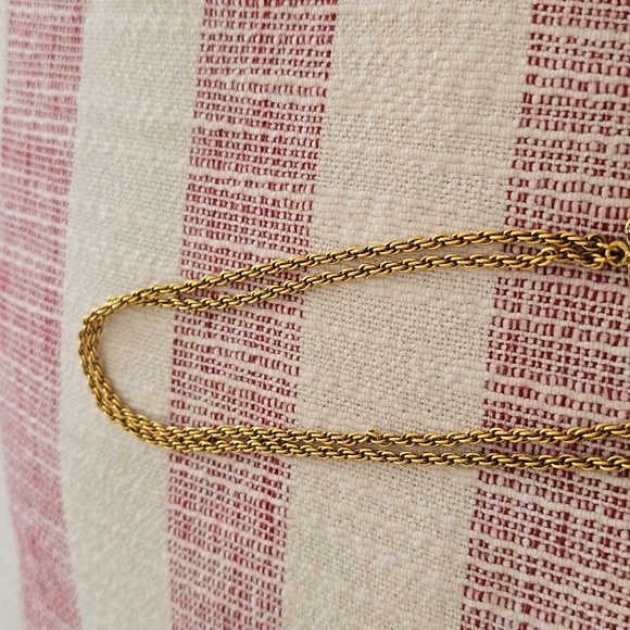 Vatican Library Collection Gold Madonna and Child Pendant with Gold Chain - EUC - Picture 3 of 8